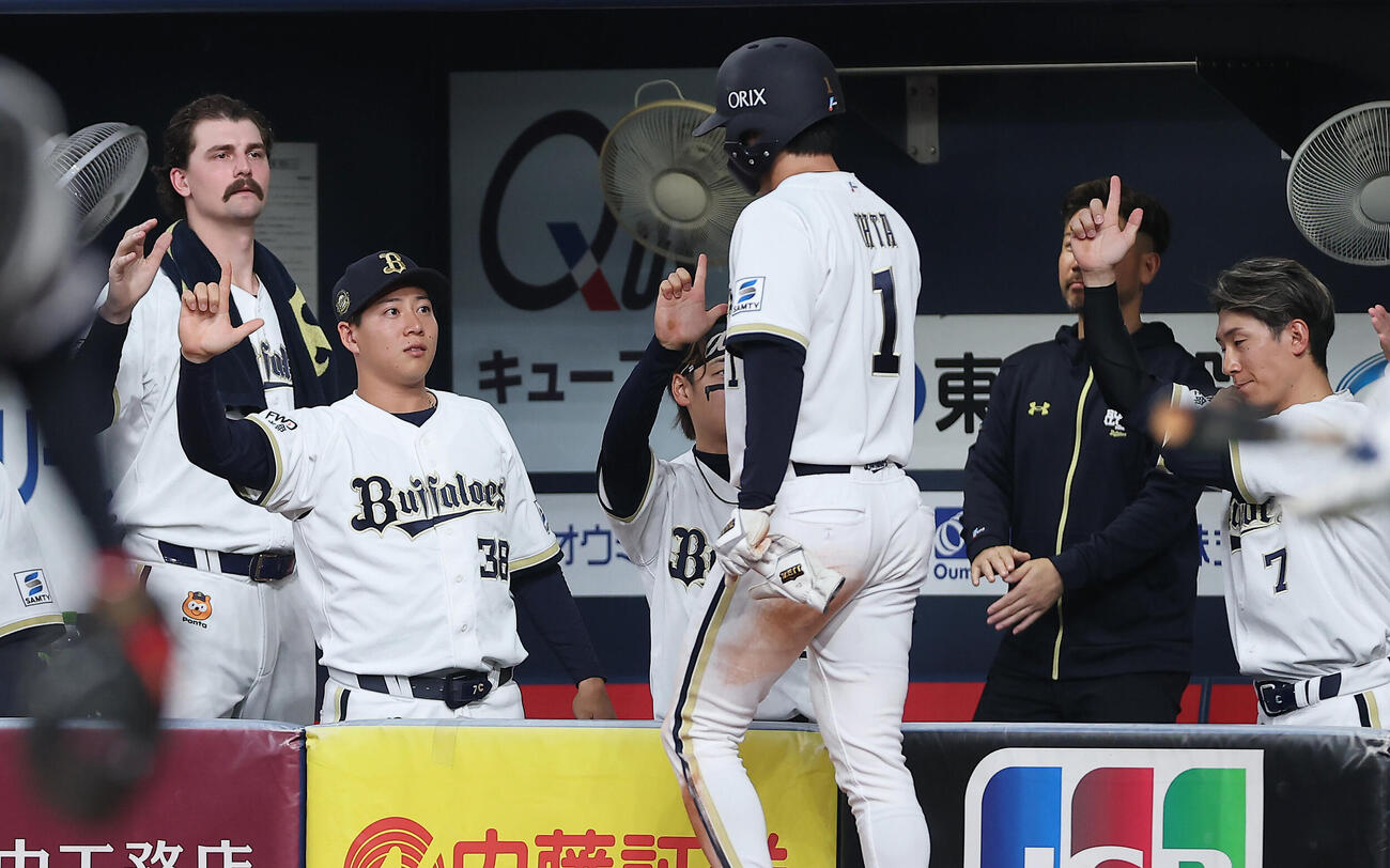 オリックス対ソフトバンク　2回裏オリックス1死二塁、中川圭太の先制適時打で生還した太田椋を迎えるショーン・ジェリー（左端）らオリックスの選手たち（撮影・前田充）