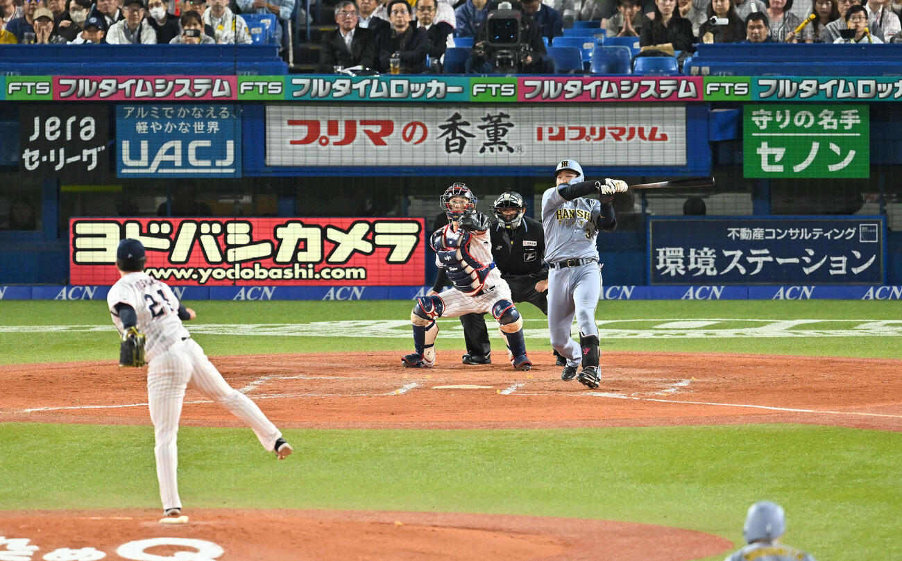 ヤクルト対阪神　4回表阪神1死一、二塁、大山悠輔は中越え3点本塁打を放つ。投手吉村貢司郎（撮影・滝沢徹郎）
