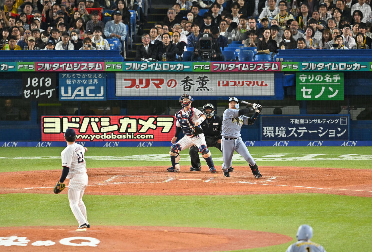 ヤクルト対阪神　4回表阪神1死一、二塁、大山悠輔は中越え3点本塁打を放つ。投手吉村貢司郎（撮影・滝沢徹郎）