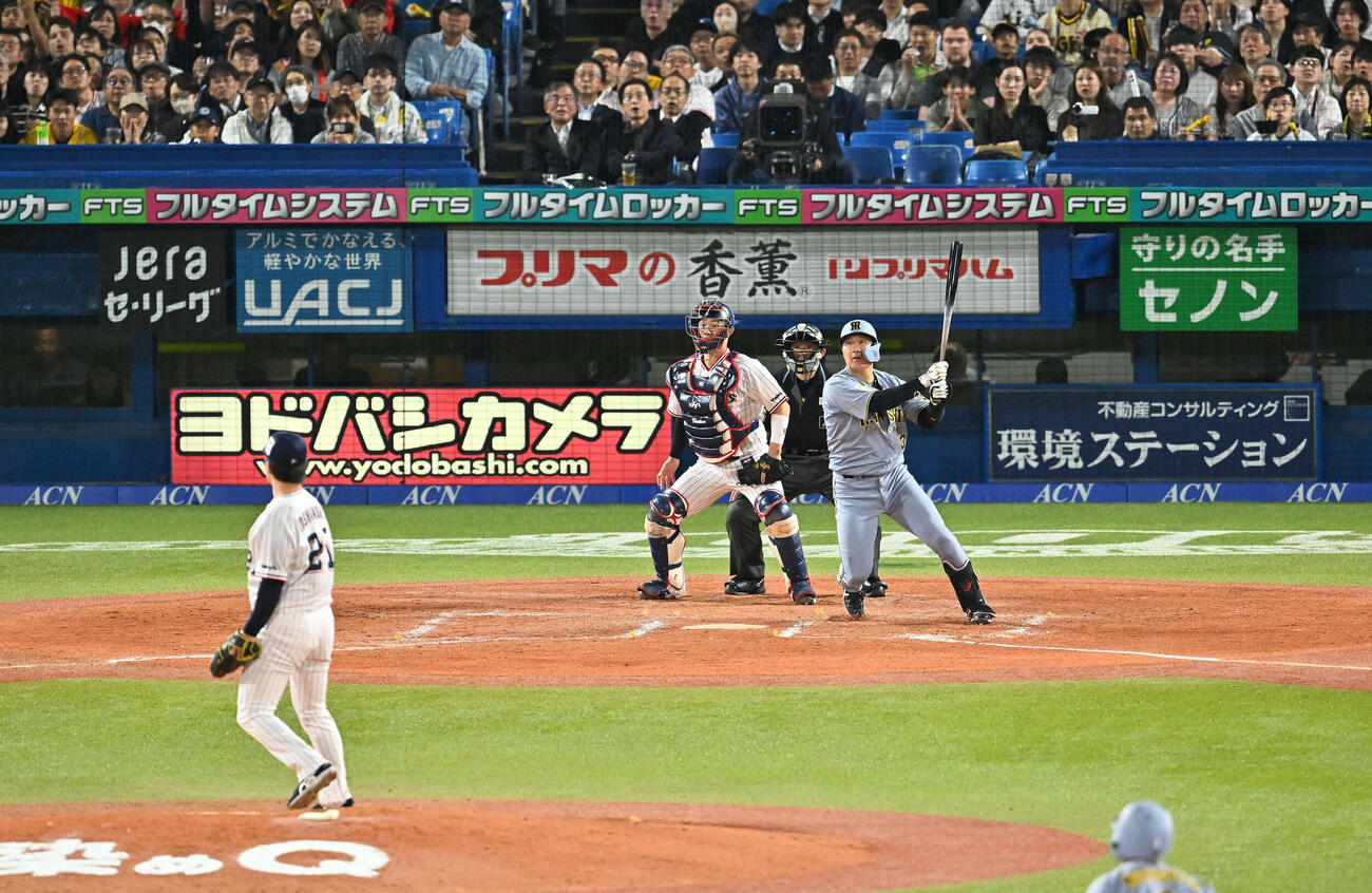ヤクルト対阪神　4回表阪神1死一、二塁、大山悠輔は中越え3点本塁打を放つ。投手吉村貢司郎（撮影・滝沢徹郎）