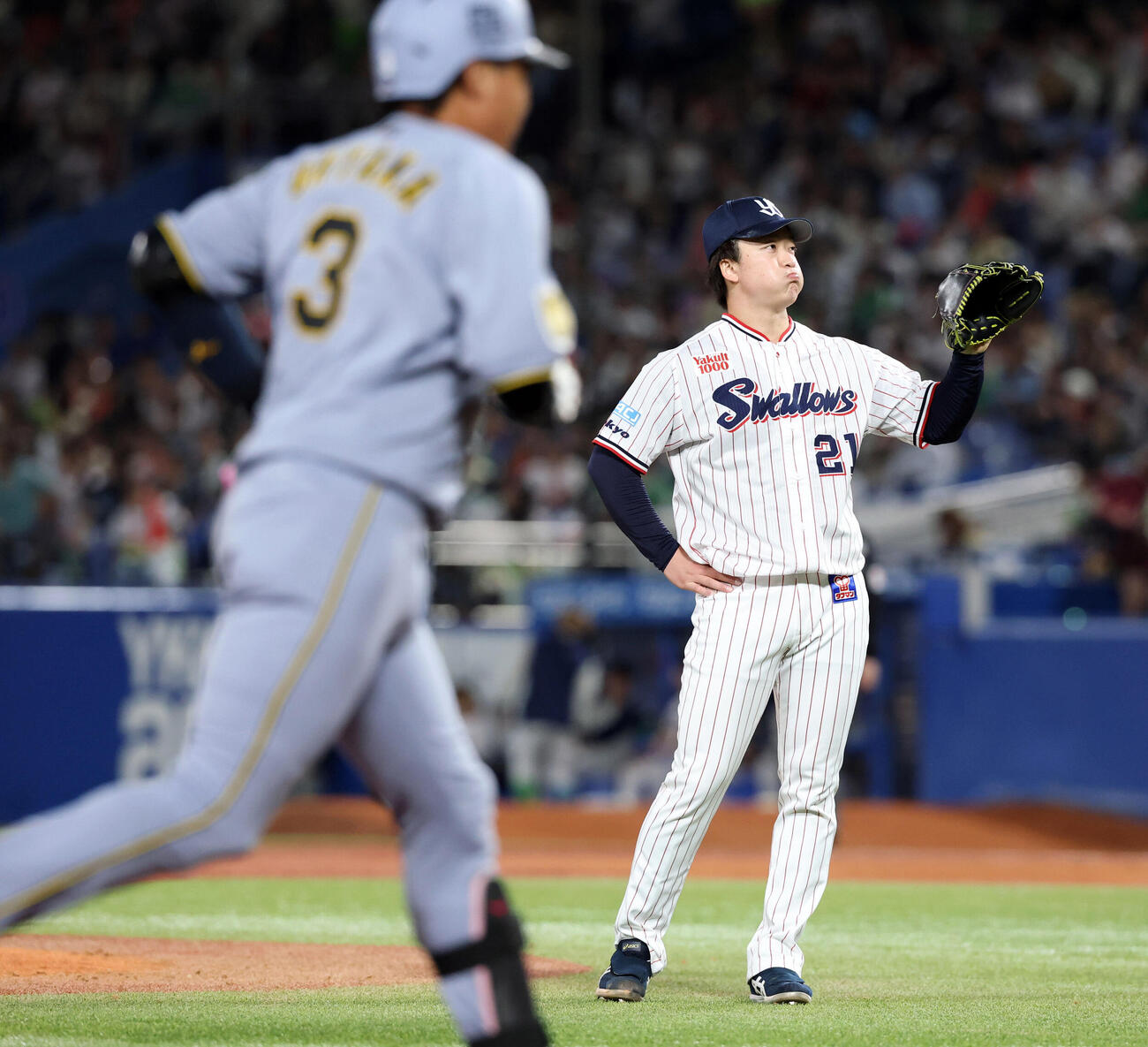 ヤクルト対阪神　4回表阪神1死一、二塁、大山悠輔（手前）に3点本塁打を許した吉村貢司郎（撮影・浅見桂子）　