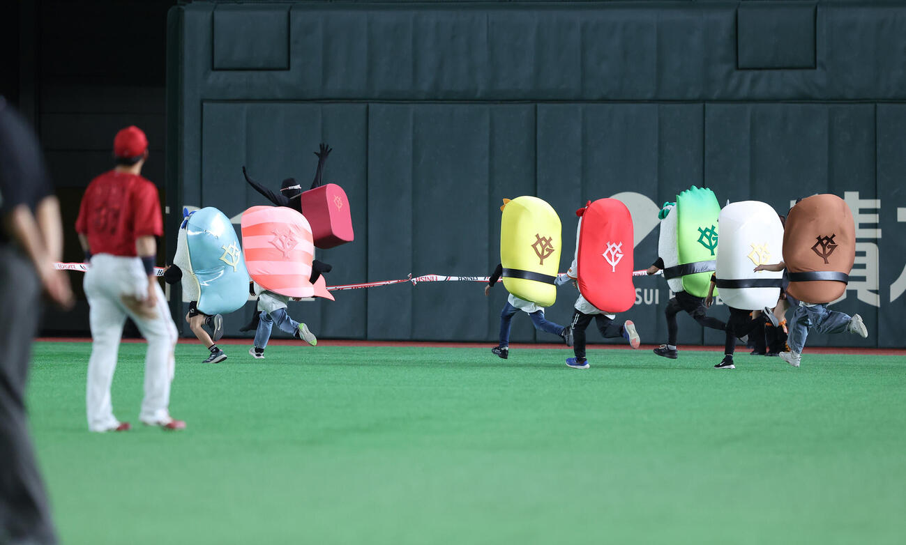 巨人対広島　すしレースで1着の黒タイツに身を包む人（中央）（撮影・河田真司）