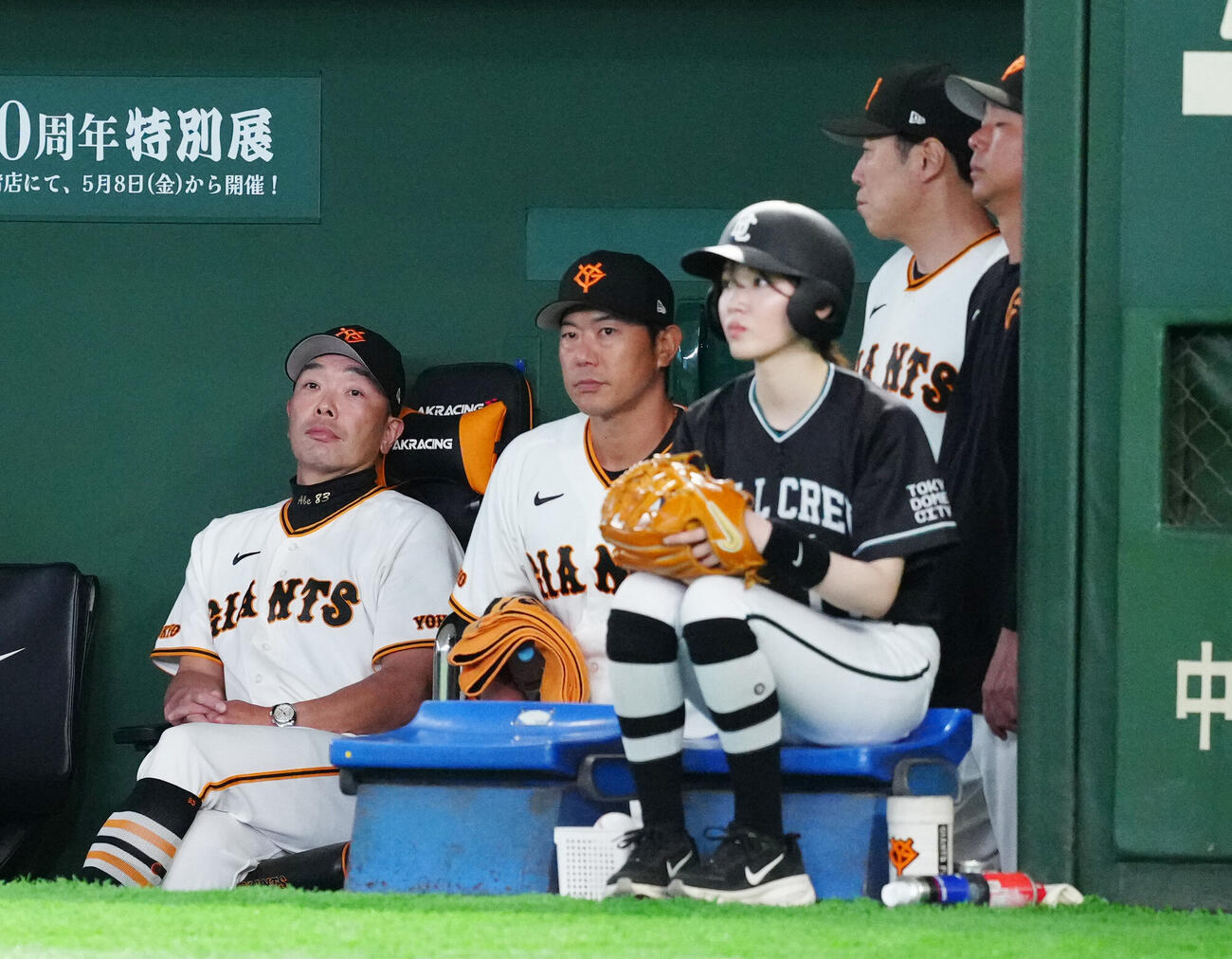 巨人対広島　3回表広島2死一、三塁、則本昂大が坂倉将吾に適時二塁打を浴び、ベンチで厳しい表情の阿部慎之助監督（左端）（撮影・江口和貴）