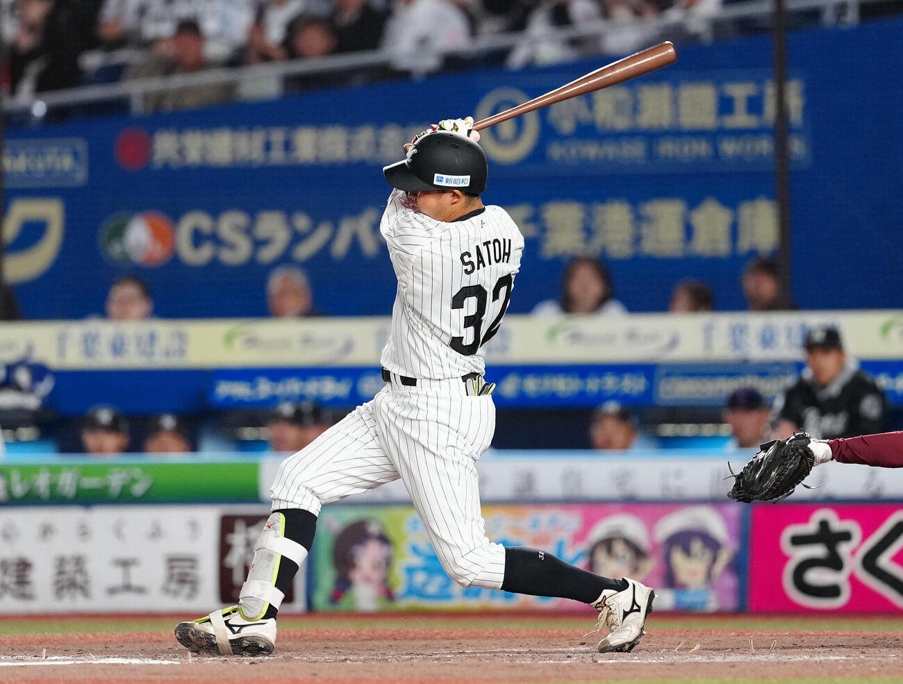ロッテ対楽天　5回裏ロッテ2死二塁、先制の適時打を放つ佐藤都志也（撮影・鈴木みどり）
