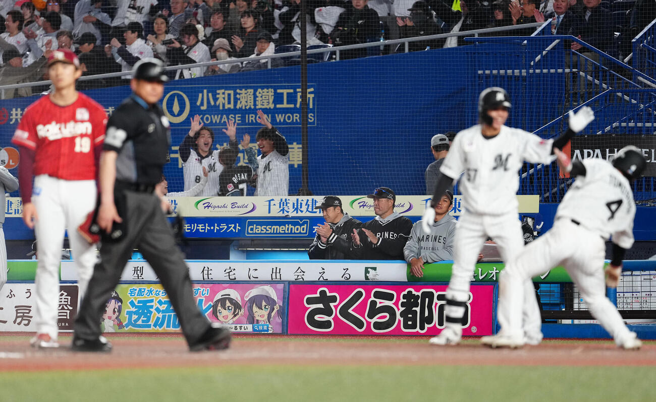 ロッテ対楽天　5回裏ロッテ2死二塁、佐藤都志也の先制適時打で二塁走者友杉篤輝が生還し、手をたたくサブロー監督（中央）（撮影・鈴木みどり）