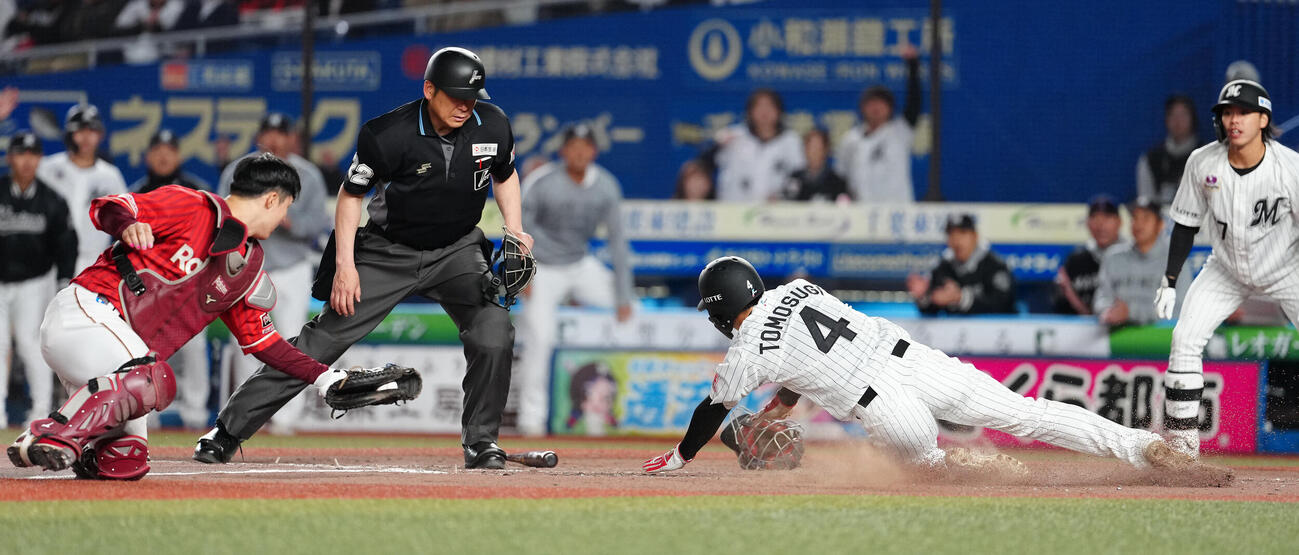 ロッテ対楽天　5回裏ロッテ2死二塁、佐藤都志也の先制適時打で生還する二塁走者友杉篤輝。捕手太田光（撮影・鈴木みどり）