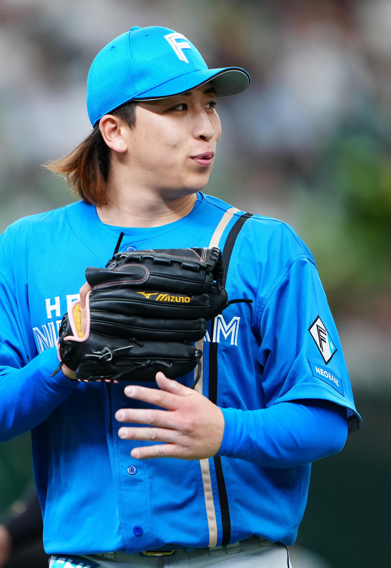 西武対日本ハム　7回裏西武の攻撃を無失点に抑えほっとした表情でグラブをたたく日本ハム細野晴希（撮影・垰建太）