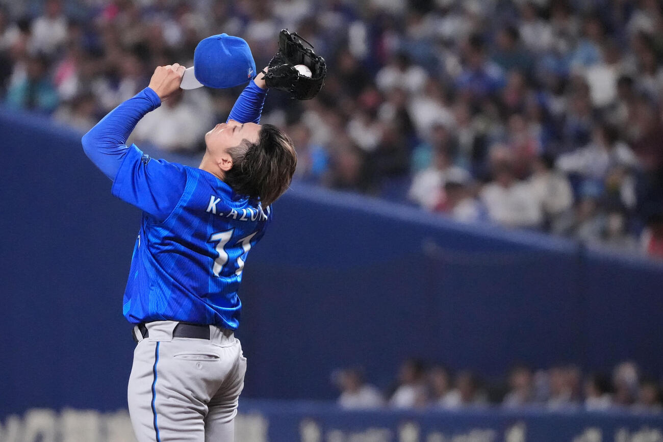 中日対DeNA 6回裏中日2死一、二塁、汗をふき帽子をかぶる東克樹（撮影・森本幸一）