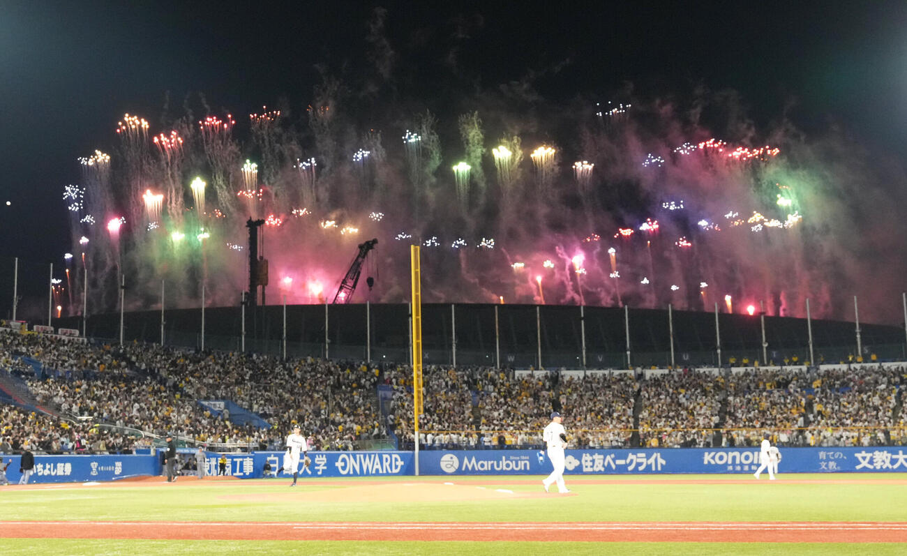 ヤクルト対阪神　7回、MUFGスタジアム（国立競技場）から花火が上がる（撮影・足立雅史）