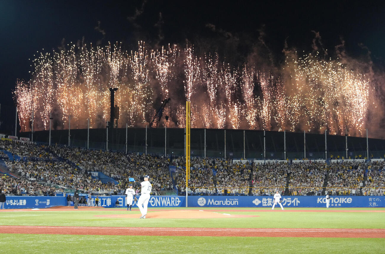ヤクルト対阪神　7回、MUFGスタジアム（国立競技場）から花火が上がる（撮影・足立雅史）