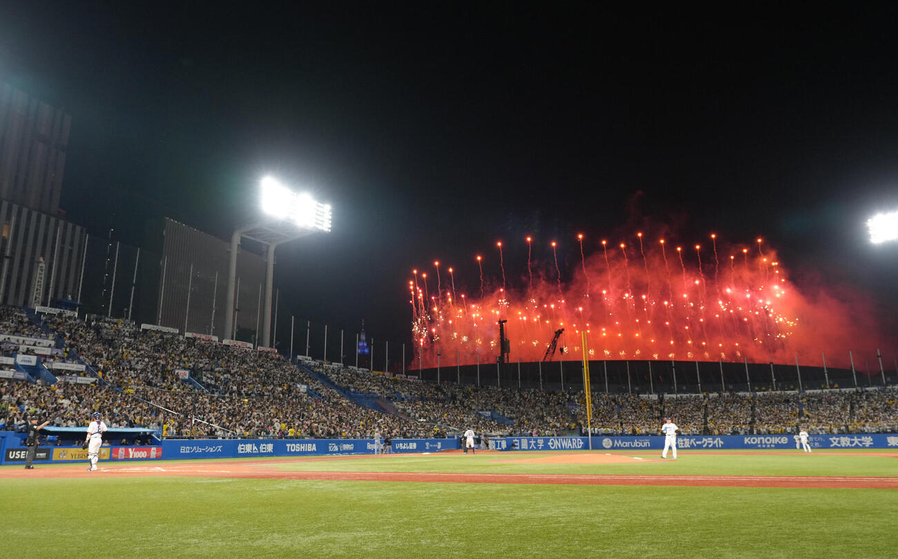 ヤクルト対阪神　7回、MUFGスタジアム（国立競技場）から花火が上がる（撮影・足立雅史）