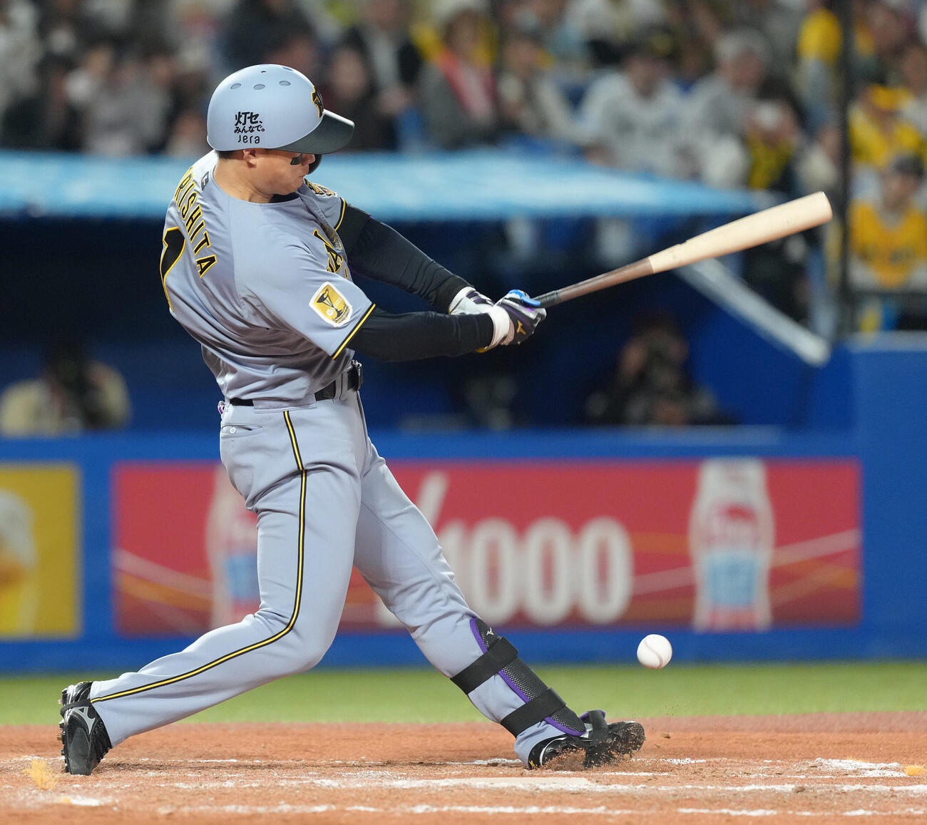 ヤクルト対阪神　8回表阪神無死、森下翔太は自打球を当てるす（撮影・足立雅史）