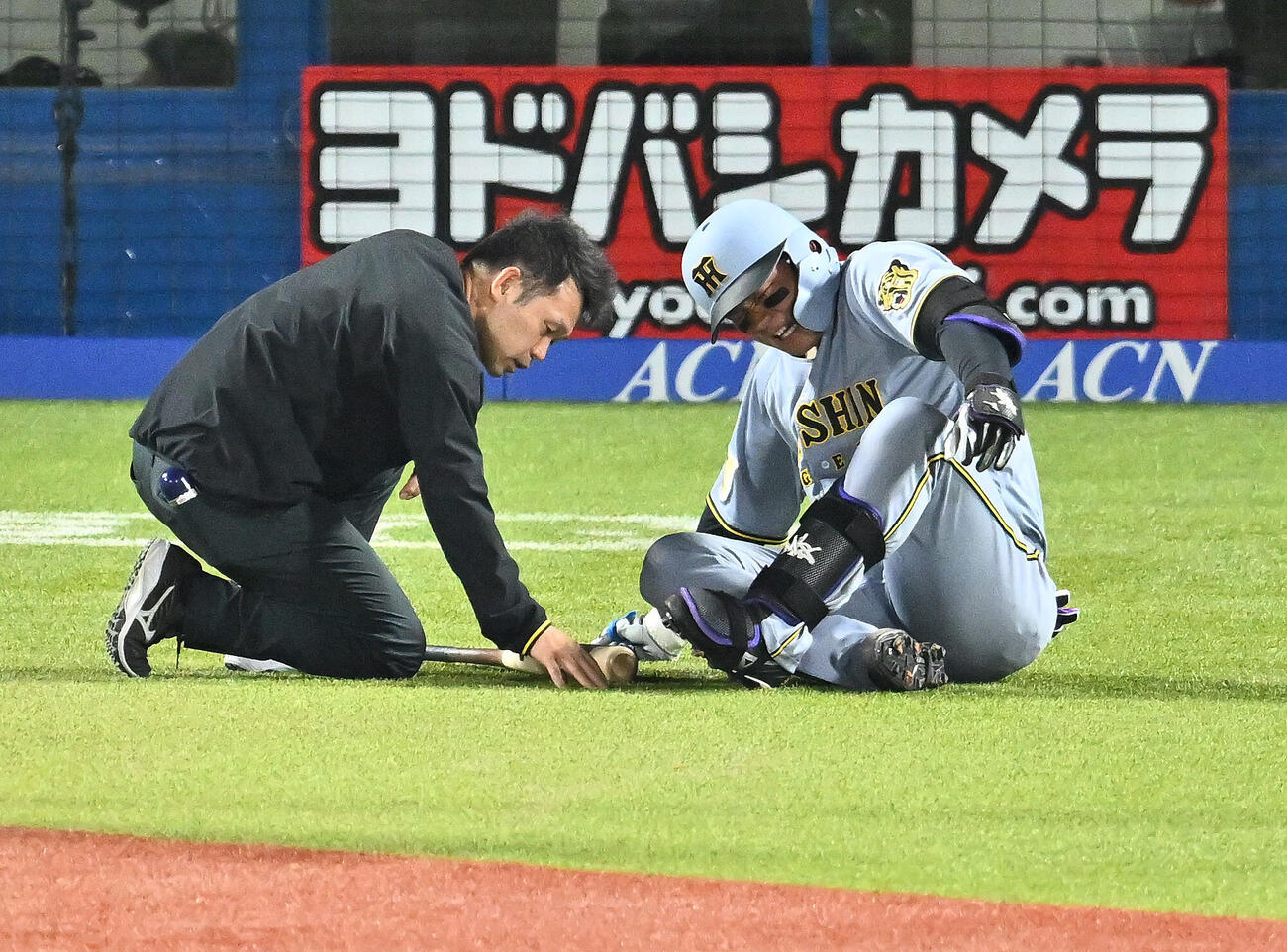 ヤクルト対阪神　8回表、アクシデントに厳しい表情の阪神森下翔太（右）（撮影・滝沢徹郎）