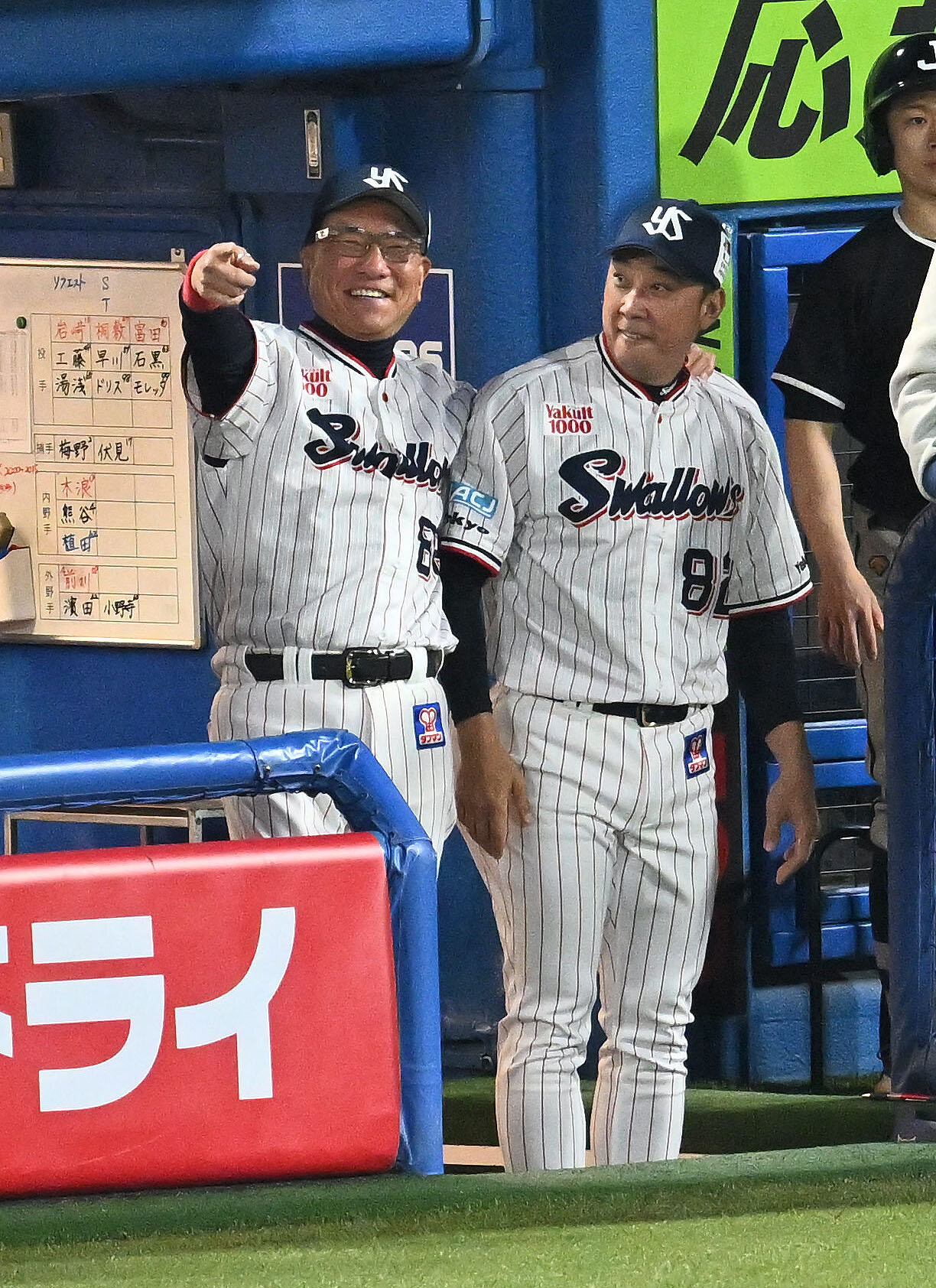 ヤクルト対阪神　2回裏ヤクルト1死二、三塁、2点適時打を放った内山壮真を指さし喜ぶ池山隆寛監督（左）（撮影・滝沢徹郎）