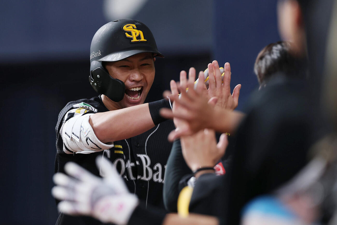 オリックス対ソフトバンク　8回表ソフトバンク1死三塁、勝ち越し打を放ちナインに迎えられる中村晃（撮影・前田充）