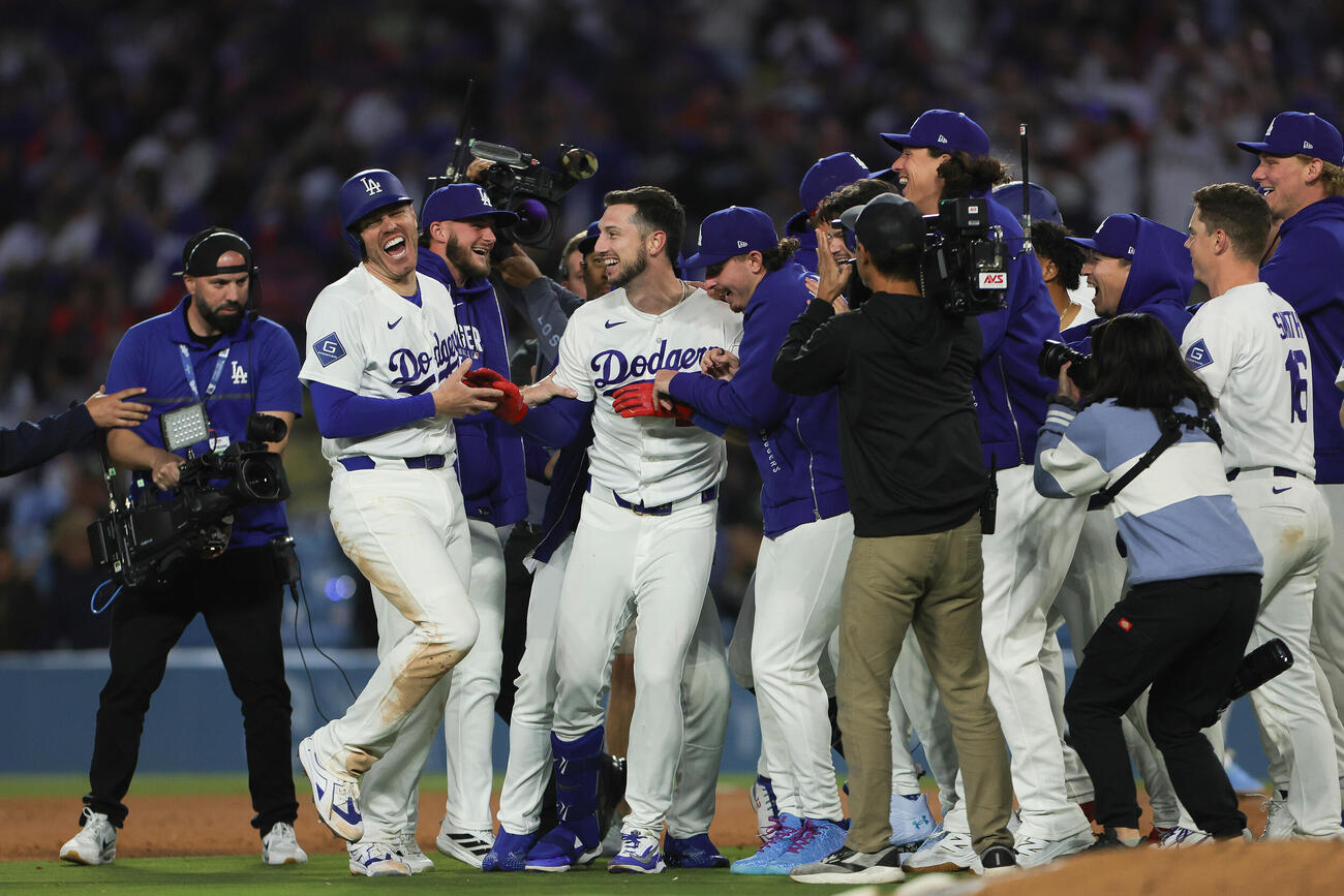 マーリンズ戦、劇的な逆転サヨナラ勝ちで歓喜するドジャースナイン（AP）