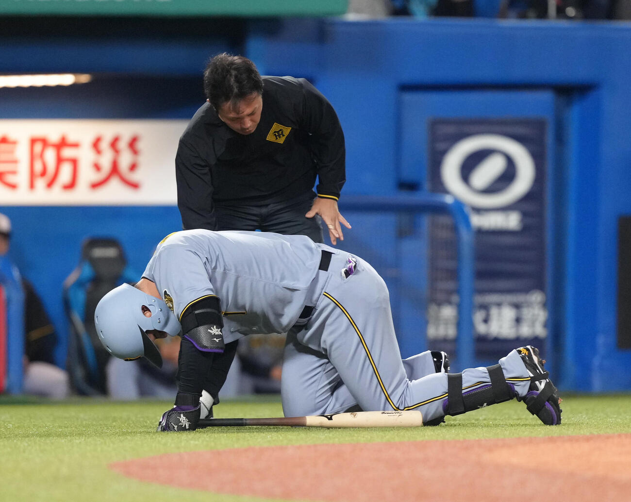 ヤクルト対阪神　8回表阪神無死、森下翔太は自打球で負傷交代となる（撮影・足立雅史）