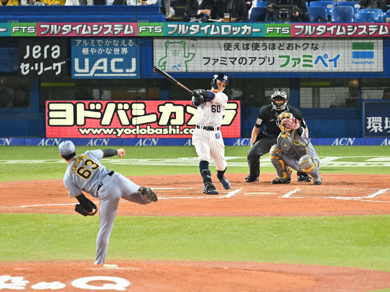 ヤクルト対阪神　6回裏ヤクルト1死、武岡龍世は中越えソロ本塁打を放つ。投手石黒佑弥（撮影・滝沢徹郎）