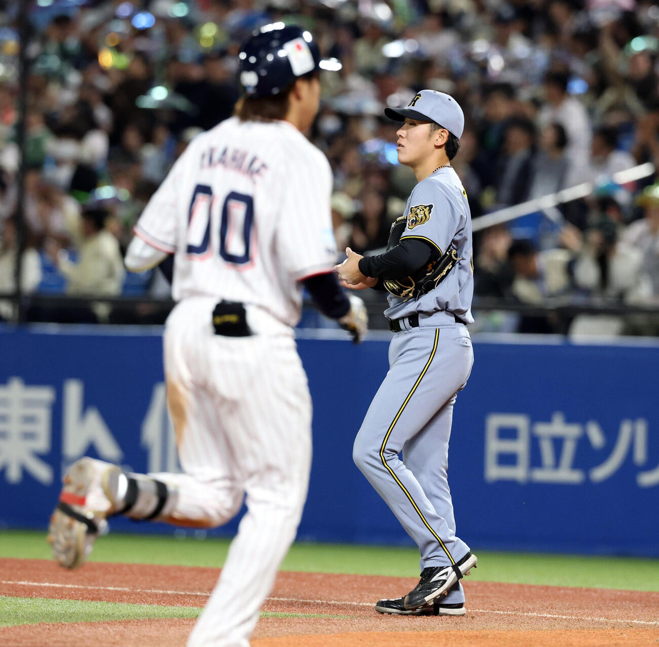 ヤクルト対阪神　7回裏ヤクルト1死一、二塁、赤羽由紘（手前）に3点本塁打を許した富田蓮（撮影・浅見桂子）　