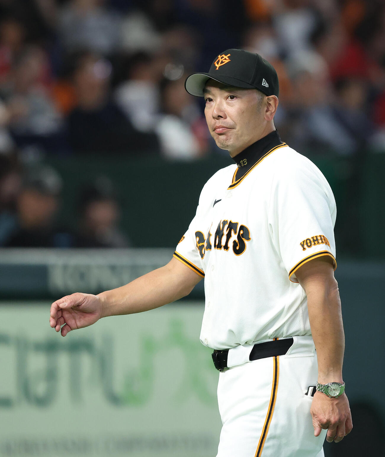 巨人対広島　8回裏を終え、選手交代を告げる阿部慎之助監督（撮影・河田真司）