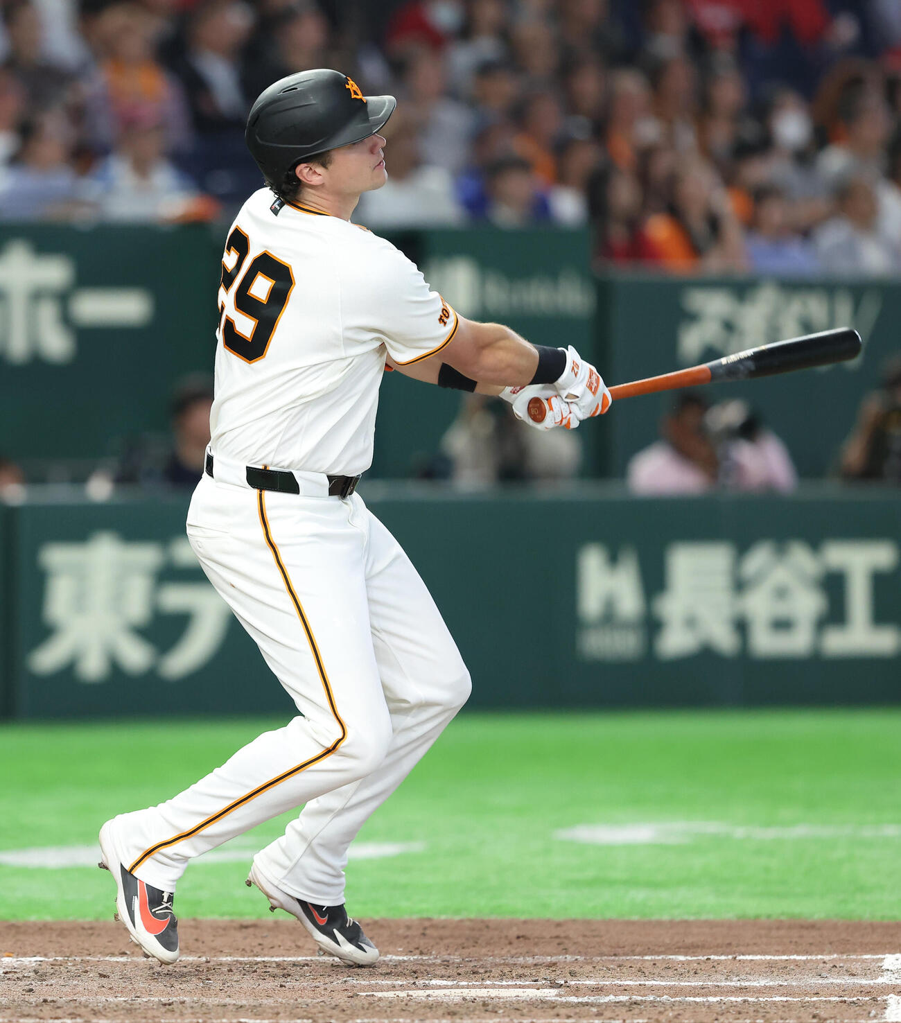 巨人対広島　7回裏巨人1死、二塁打を放つタルベック（撮影・河田真司）