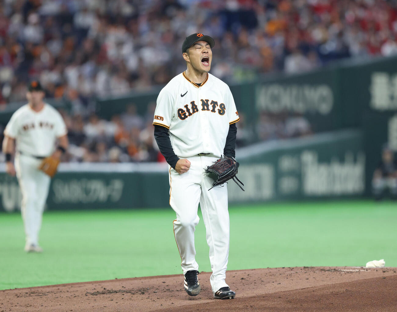 巨人対広島　2回表を抑え雄たけびを上げる則本昂大（撮影・河田真司）