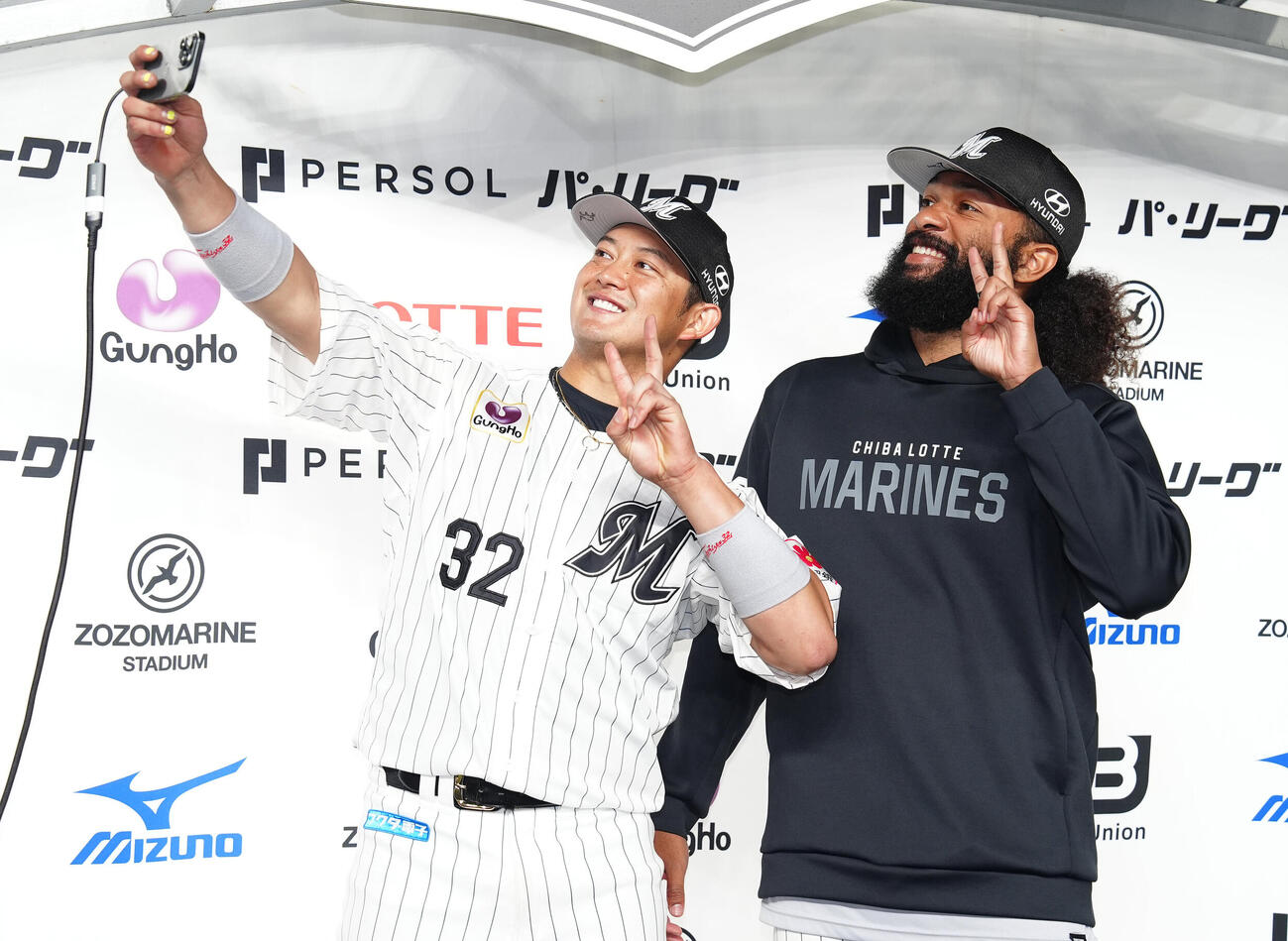 ロッテ対楽天　笑顔で自撮りするロッテ佐藤都志也（左）とアンドレ・ジャクソン（撮影・鈴木みどり）