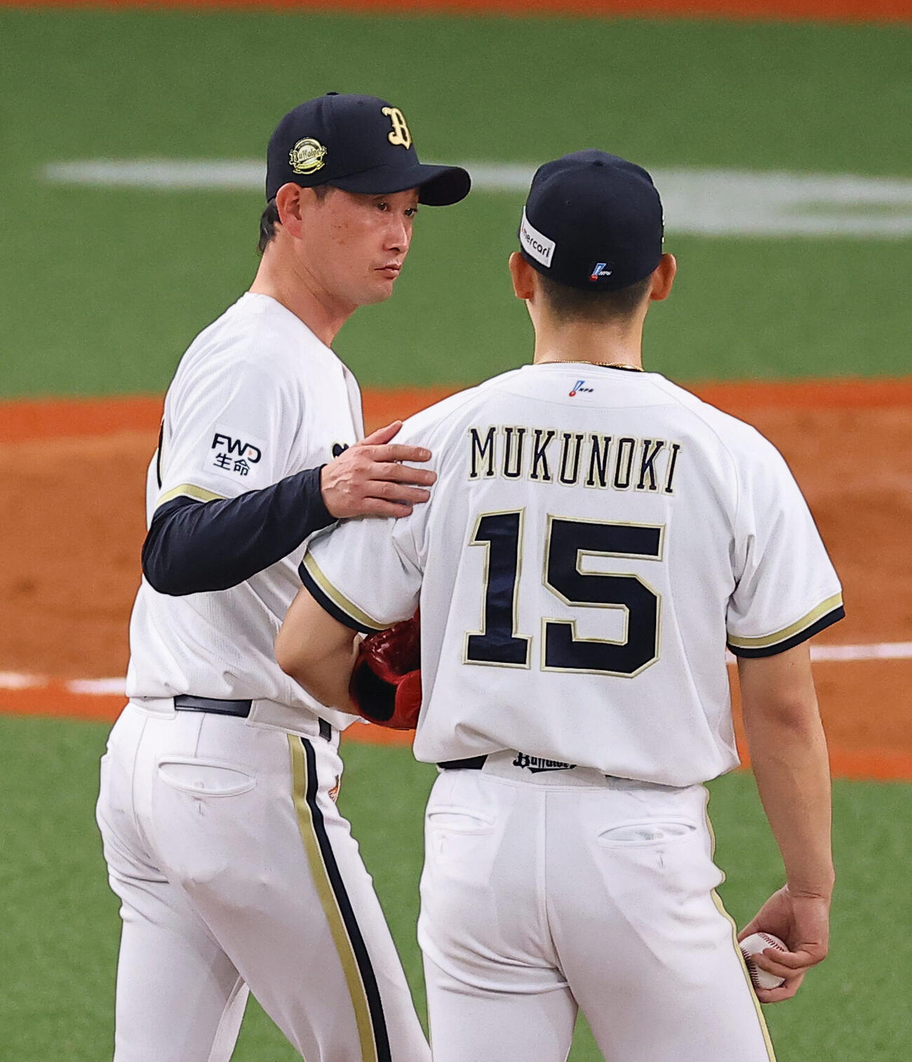 オリックス対ソフトバンク　8回表ソフトバンク2死一塁、岸田護監督（左）は椋木蓮に交代を告げる（撮影・上田博志）