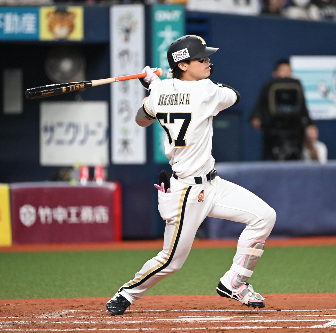 オリックス対ソフトバンク　2回裏オリックス1死二塁、中前適時打を放つ中川圭太（撮影・和賀正仁）