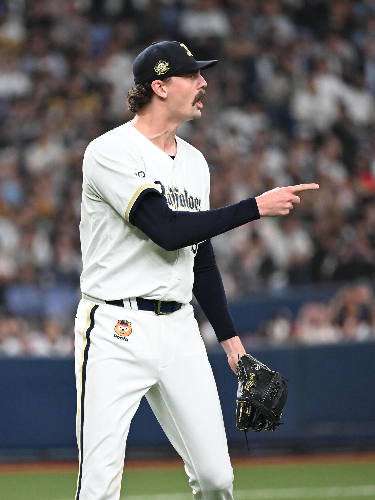 オリックス対ソフトバンク　5回表ソフトバンク2死二、三塁、柳田を遊ゴロに打ち取り指さすするシェーン・ジェリー（撮影・和賀正仁）