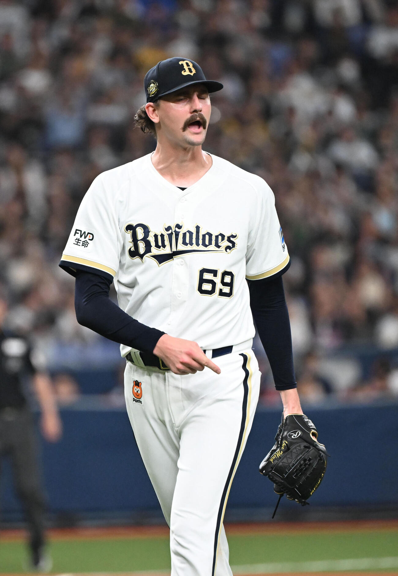 オリックス対ソフトバンク　5回表ソフトバンク2死二、三塁、柳田を遊ゴロに打ち取りガッツポーズするシェーン・ジェリー（撮影・和賀正仁）