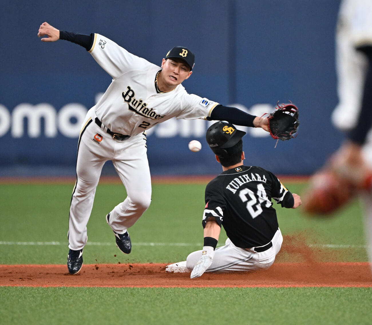 オリックス対ソフトバンク　1回表ソフトバンク2死一塁、バッテリー間の失策で二塁に進む栗原陵矢、野手紅林弘太郎（撮影・和賀正仁）