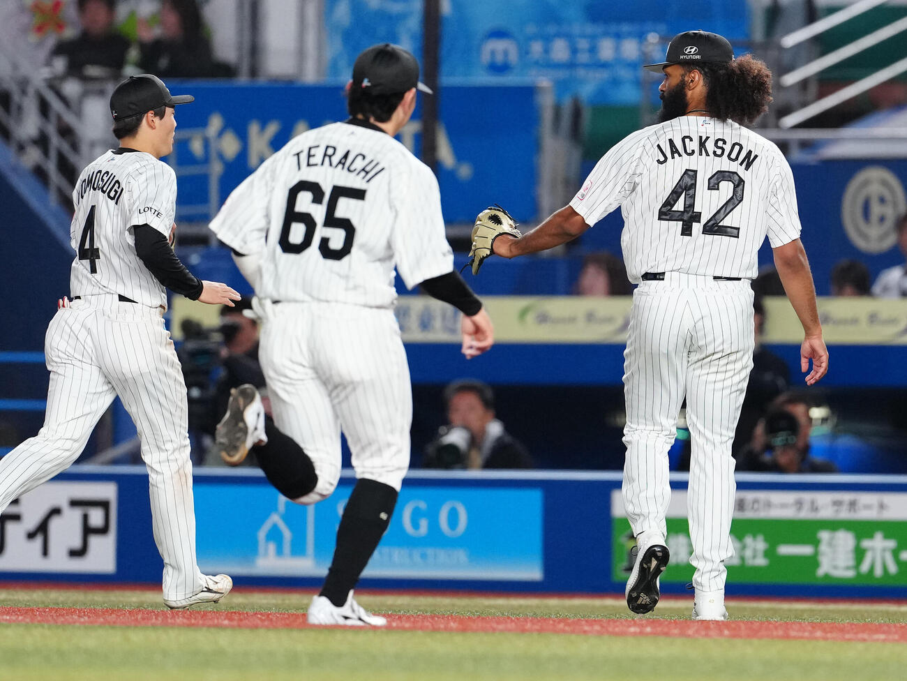 ロッテ対楽天　6回表を終え、ナインを迎えるアンドレ・ジャクソン（右）（撮影・鈴木みどり）
