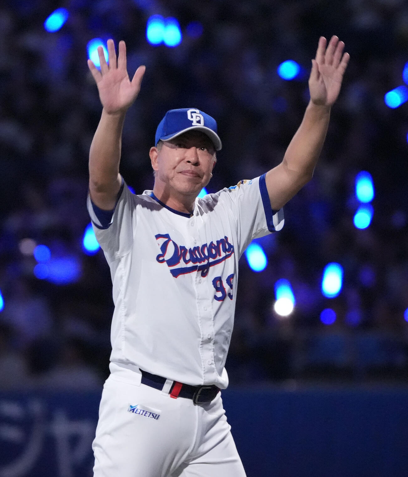 中日対DeNA　試合終了、スタンドの観客の声援に応える井上一樹監督（撮影・森本幸一）