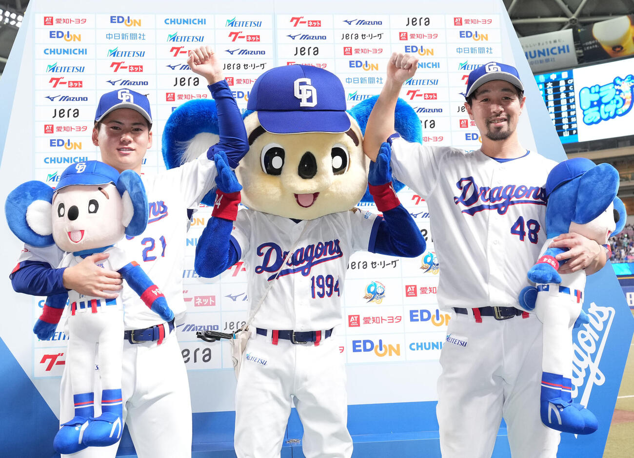 中日対DeNA　ヒーローインタビューを終えポーズを決める、左から金丸夢斗、ドアラ、阿部寿樹（撮影・森本幸一）