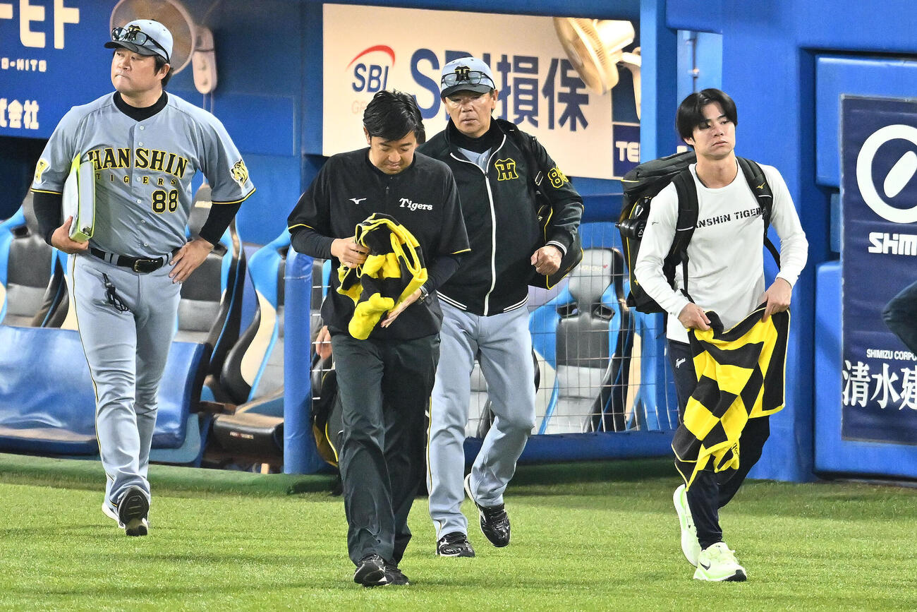 ヤクルト対阪神　試合後、グラウンドを後にする阪神中野拓夢（右）（撮影・滝沢徹郎）