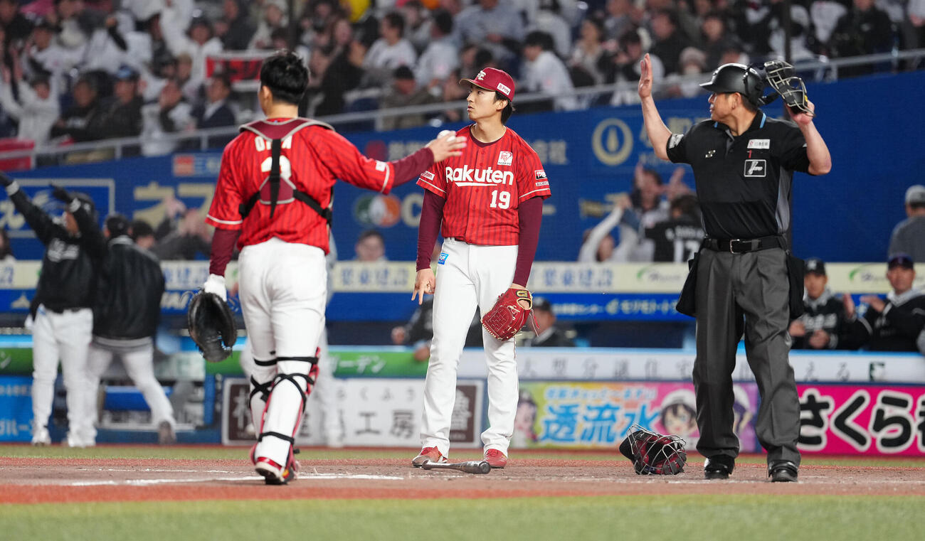 ロッテ対楽天　5回裏ロッテ2死二塁、佐藤都志也の先制適時打で二塁走者友杉篤輝の生還を許し、ぼうぜんとする荘司康誠（中央）（撮影・鈴木みどり）