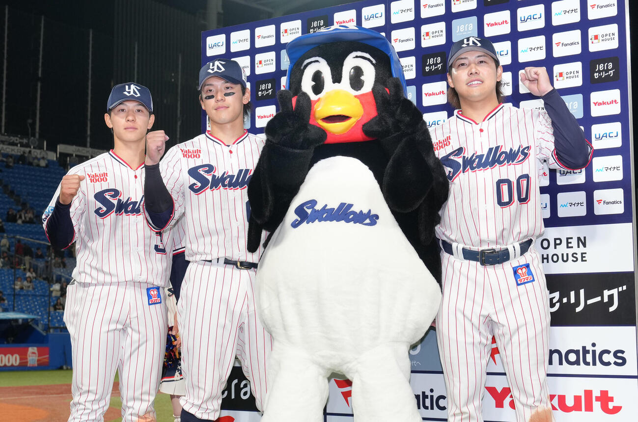 ヤクルト対阪神　お立ち台で笑顔を見せるヤクルトの、左から内山壮真、武岡龍世、赤羽由紘（撮影・足立雅史）