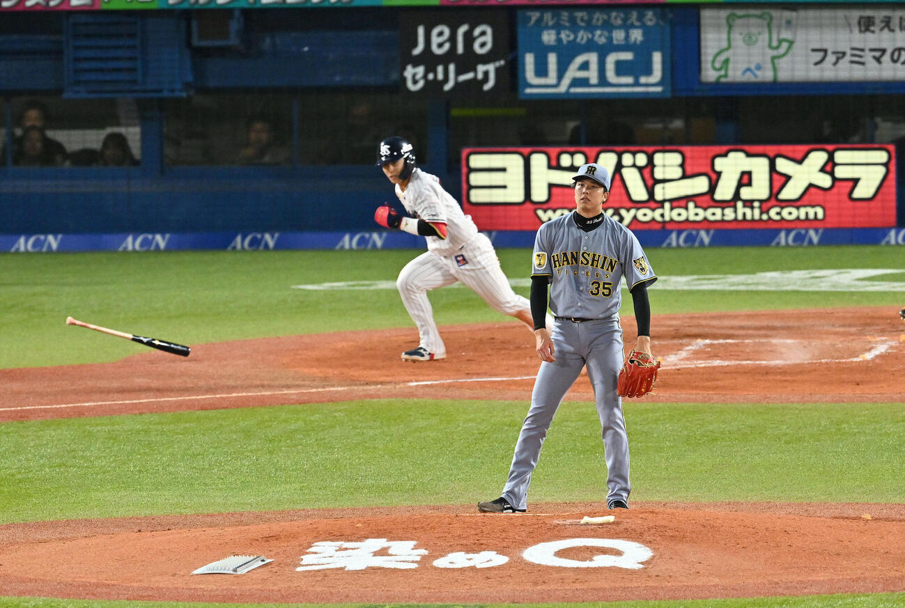 ヤクルト対阪神　2回裏ヤクルト1死二、三塁、内山壮真に2点適時打を許す才木浩人（撮影・滝沢徹郎）