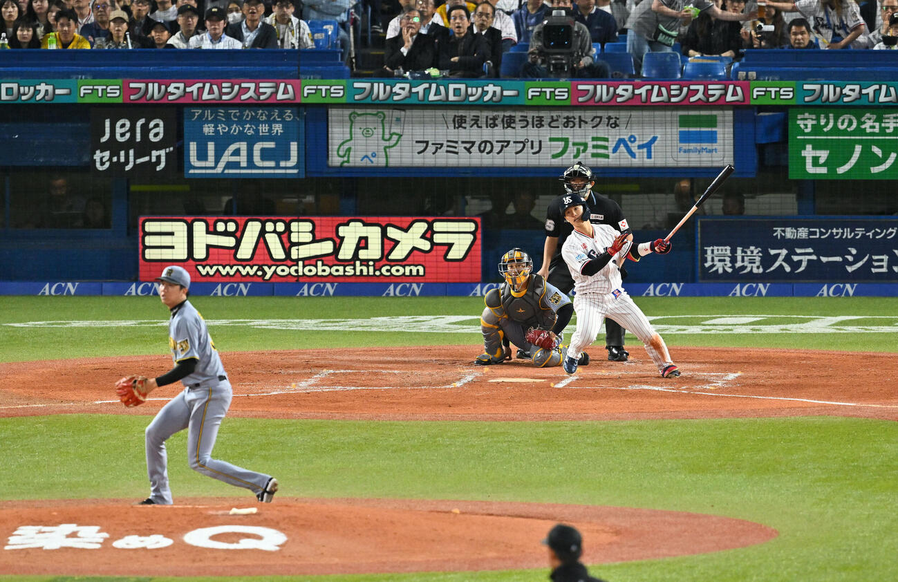 ヤクルト対阪神　2回裏ヤクルト1死二、三塁、内山壮真は2点適時打を放つ。投手才木浩人（撮影・滝沢徹郎）