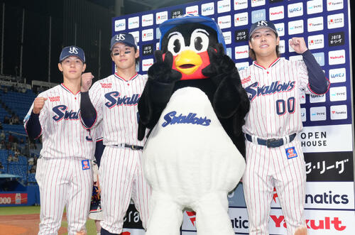 ヤクルト対阪神　お立ち台で笑顔を見せるヤクルトの、左から内山壮真、武岡龍世、赤羽由紘（撮影・足立雅史）