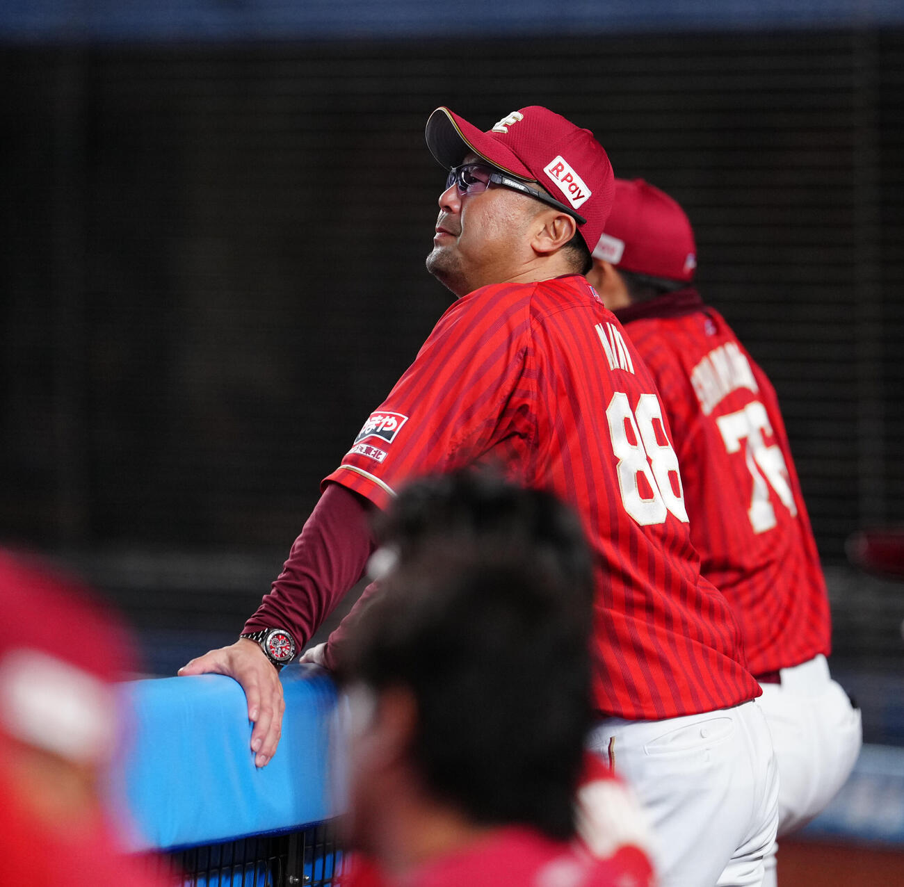 ロッテ対楽天　ベンチから試合を見る楽天三木肇監督（撮影・鈴木みどり）