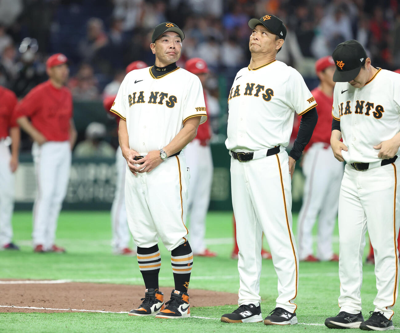 巨人対広島　広島に敗れあいさつする阿部慎之助監督（左）（撮影・河田真司）