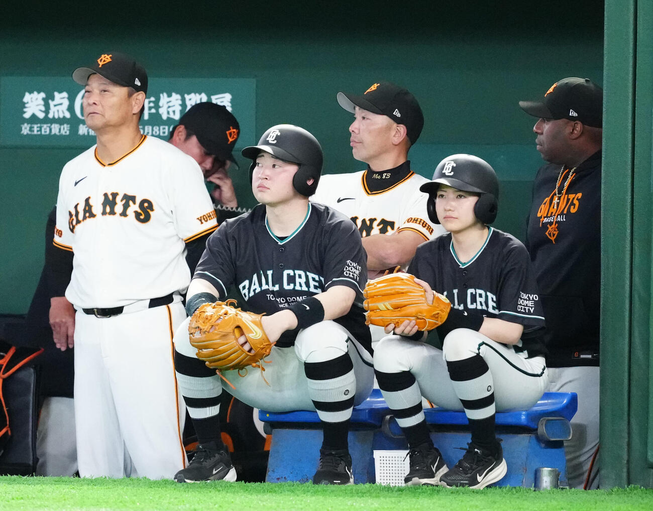 巨人対広島　9回裏、ベンチで厳しい表情の巨人阿部慎之助監督（中央）（撮影・江口和貴）