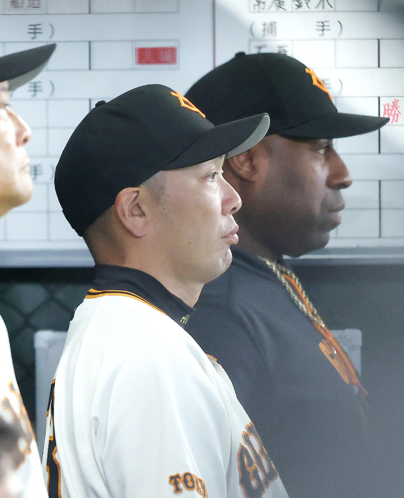巨人対広島　9回裏、戦況を見守る阿部慎之助監督（撮影・河田真司）