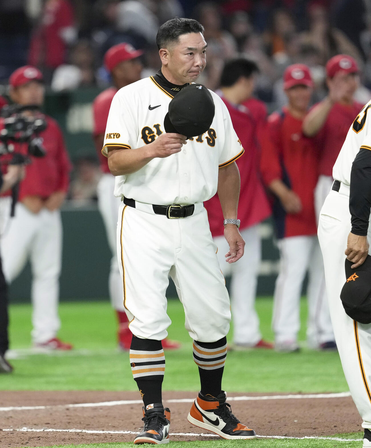 広島に敗れ、スタンドに向かいあいさつをする巨人・阿部監督＝東京ドーム