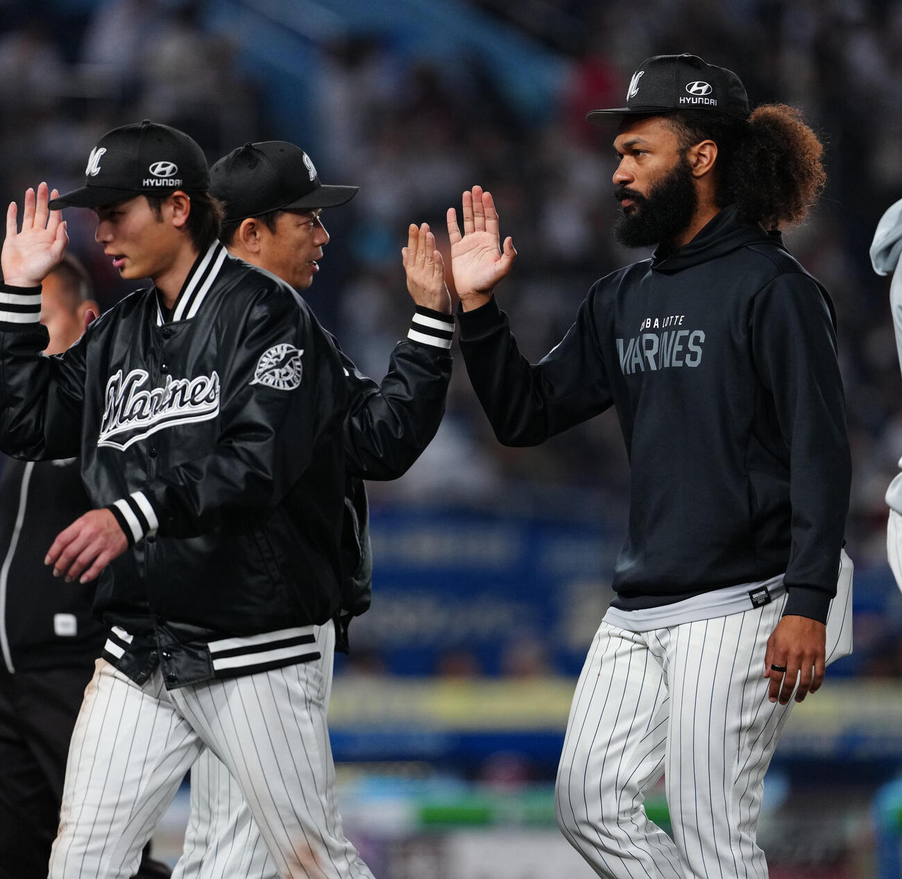 ロッテ対楽天　楽天に勝利し、サブロー監督（中央）とタッチを交わすロッテのアンドレ・ジャクソン（右）（撮影・鈴木みどり）