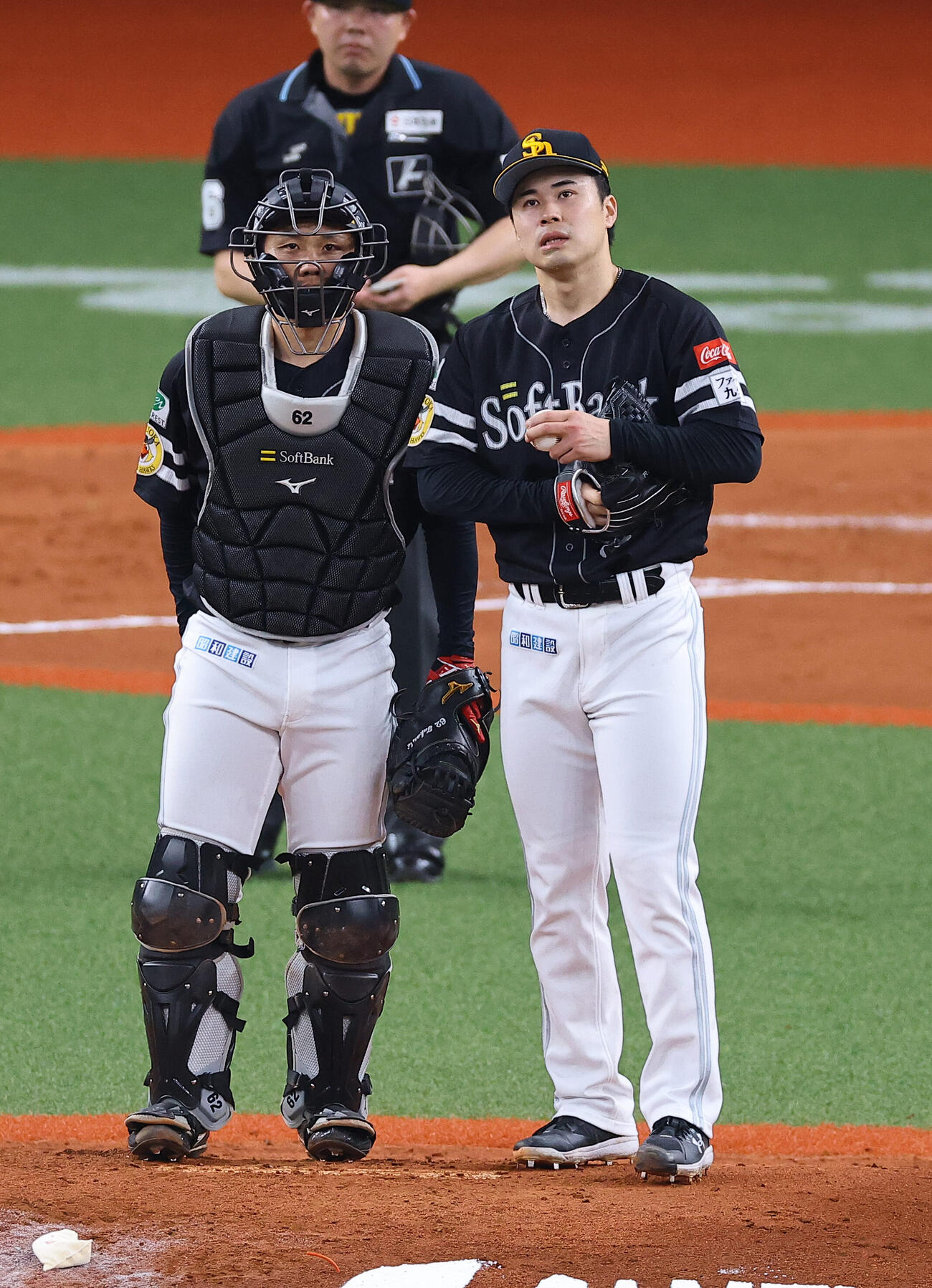 オリックス対ソフトバンク　2回、マウンドで話をする松本晴（右）と海野隆司（撮影・上田博志）