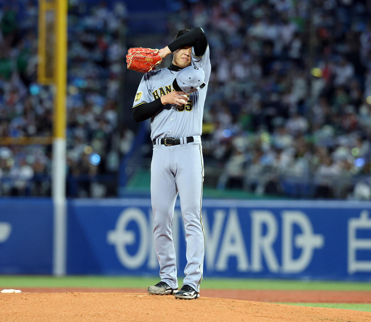 ヤクルト対阪神　2回裏ヤクルト無死一、二塁、古賀優大に先制適時打を許し、マウンドで汗を拭う才木浩人（撮影・浅見桂子）　
