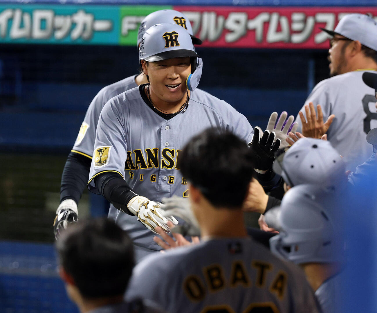 ヤクルト対阪神　4回表阪神1死一、二塁、大山悠輔は3点本塁打を放ちナインと笑顔でハイタッチ（撮影・浅見桂子）　
